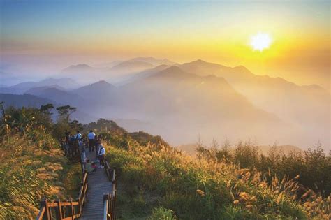 獨山子風景區有哪些景點可以欣賞到壯麗的日出呢?